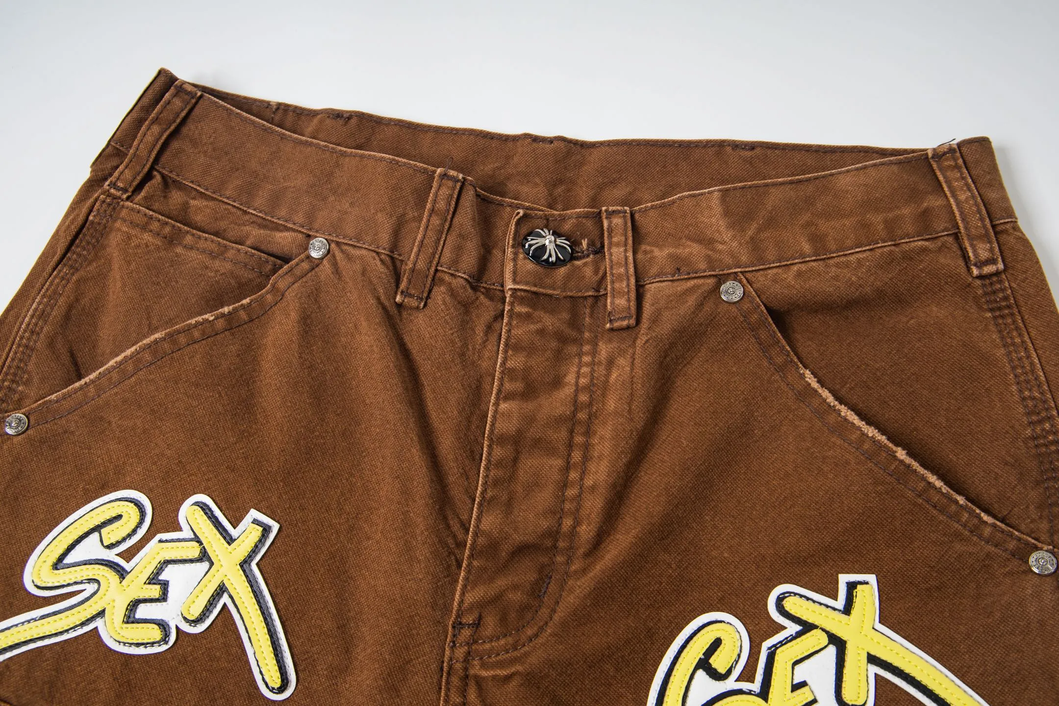 P260 Chrome Hearts new logging pants, yellow patchwork leather embroidered jeans, are a hot trend this season and are sought after by countless celebrities and fashionistas. The neat details of the cutting process add color to the playful fashion! The neat and meticulous design, and the well-fitting structure is unique. The upper body not only has outstanding recognition, but also looks younger and younger. A style with the ultimate wearing meaning and performance, gorgeous color matching, and the craftsmanship of this style is also extremely extraordinary. After the finished product is washed, it is disassembled and hand-made with sheepskin cross leather and then spliced ​​together to complete. The whole piece has too many craftsmanship to describe. It is decorated with patchwork cross flowers and high-waisted washed jeans! ! Absolutely high-end luxury product, a god-level single product, a super popular product, made by top heavy industry, a magic weapon that cannot be missed. Style number: 1848# Size: 28 30 32 34 36 Color: yellow brown